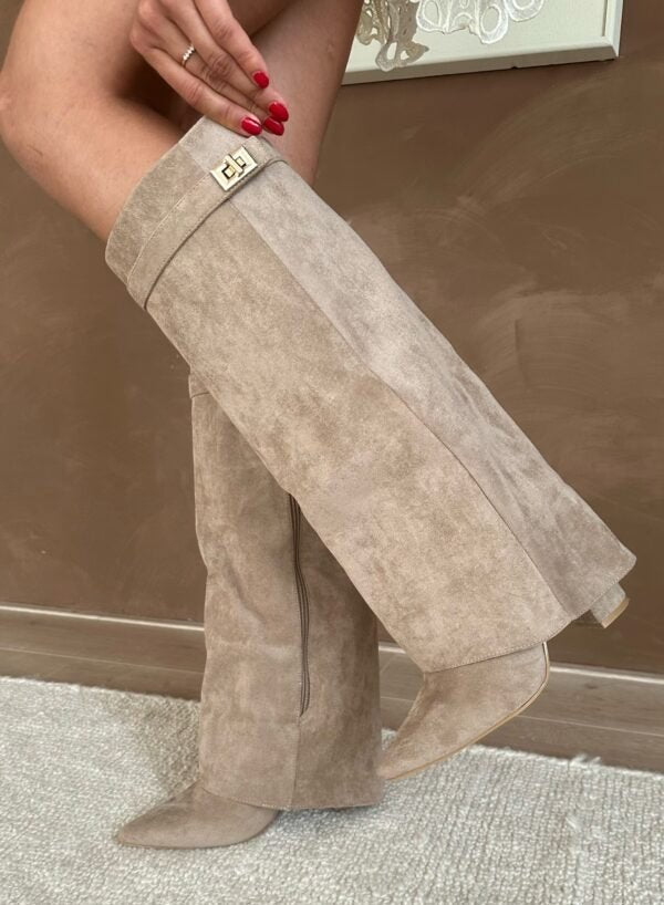HeelHaven - Stiefel mit hohen Absätzen und Hose