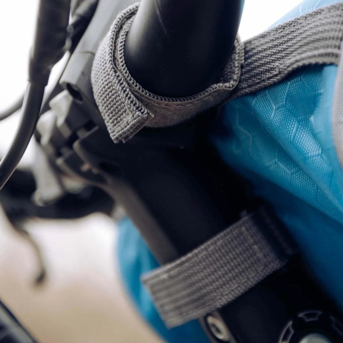 Rideva | Bicycle Handlebar Bag | Waterproof Bicycle Bag with Touchscreen - Lovitzo