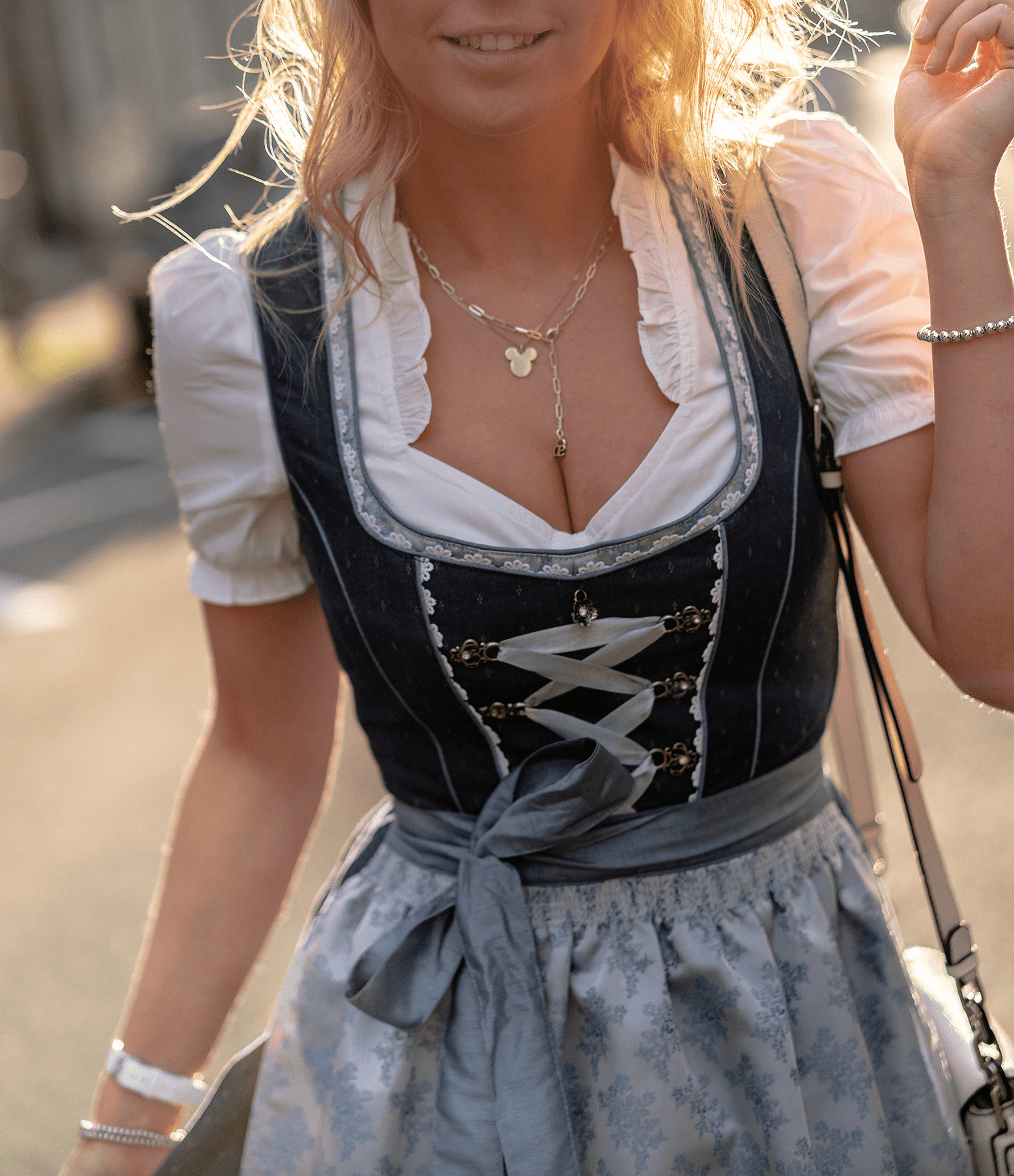 Traditional costume for women with apron - Lovitzo