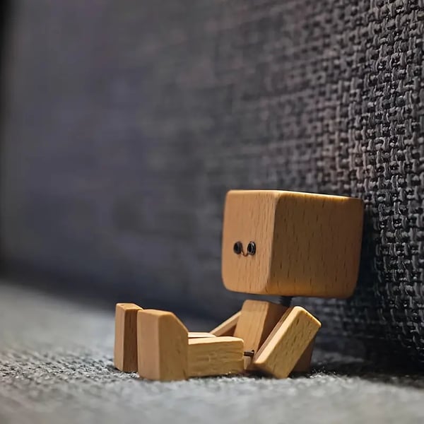 WiggleWood™ / Wooden Swing Figure with 12 Magnetic Emotions - Lovitzo