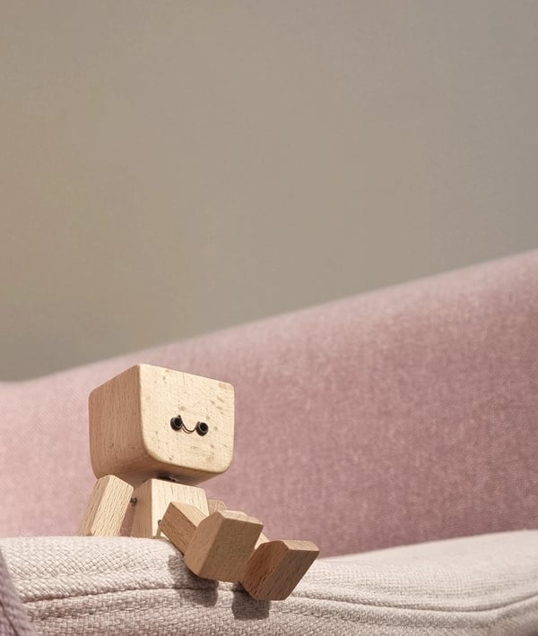 WiggleWood™ / Wooden Swing Figure with 12 Magnetic Emotions - Lovitzo